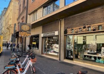 Zona - Negozio via Ugo Bassi, 15, Bologna (zona Centro Storico) - foto 1