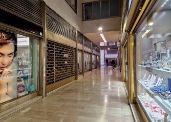 Interno non residenziale - Negozio via Ugo Bassi, 15, Bologna (zona Centro Storico) - foto 3