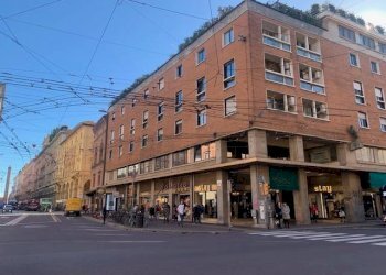 Facciata - Negozio via Ugo Bassi, 15, Bologna (zona Centro Storico) - foto 24