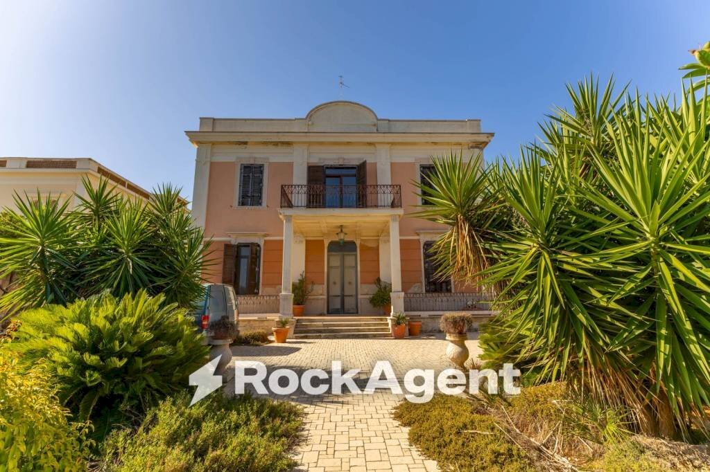 Facciata - Villa Lungomare Cristoforo Colombo, 240, Bari (neighborhood Santo Spirito) - photo 3
