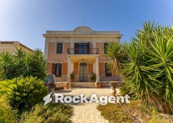 Facciata - Villa Lungomare Cristoforo Colombo, 240, Bari (neighborhood Santo Spirito) - photo 3