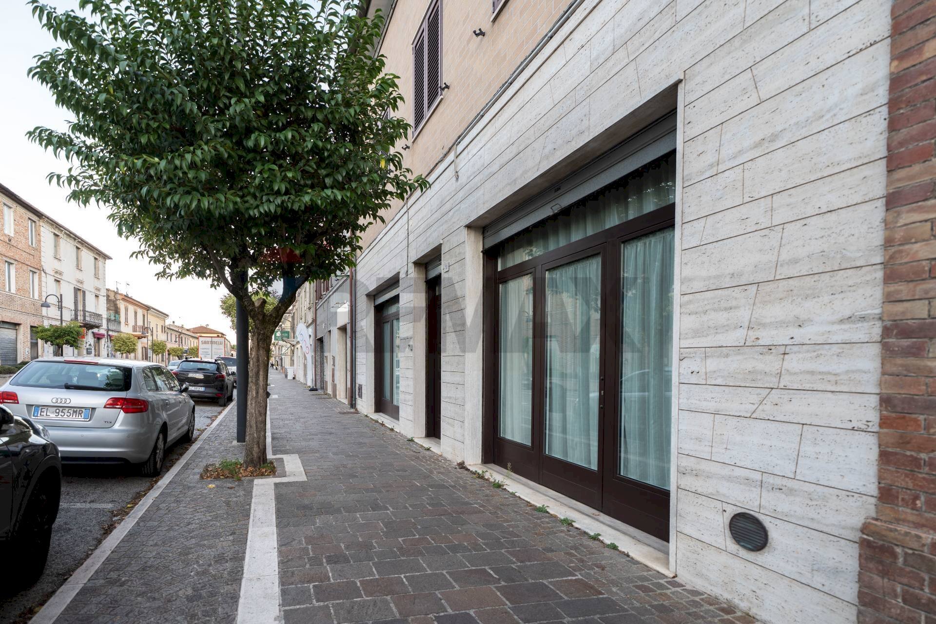 Edificio all\'aperto - Negozio Via Risorgimento
72, Maiolati Spontini - foto 2