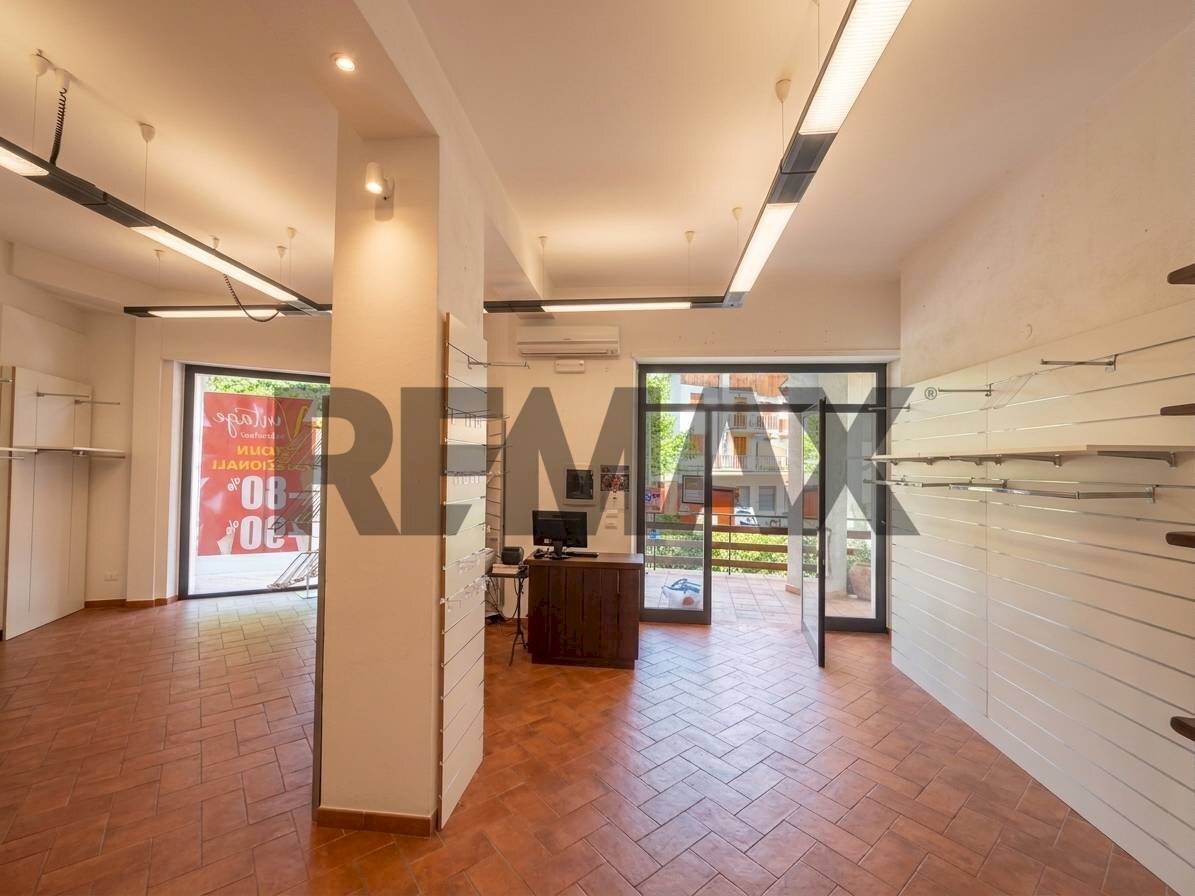 Ricezione / Lobby - Negozio VI guglielmo marconi
 
2, Campo di Giove - foto 1