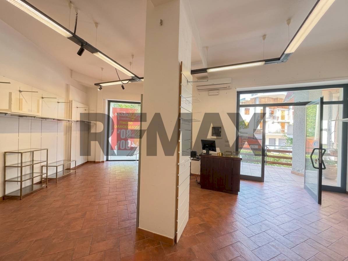 Ricezione / Lobby - Negozio VI guglielmo marconi
 
2, Campo di Giove - foto 2