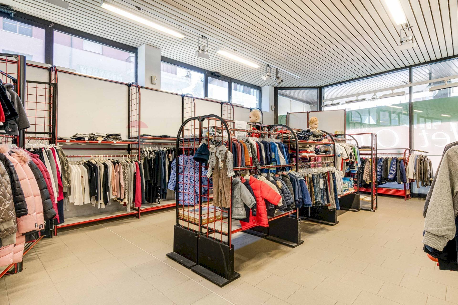 Cabina armadio - Commercial Premises Via Roncari
 
39, Besozzo - photo 2