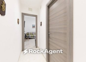 Corridoio - Four-room apartment via alla Costa di Teglia, 3b, Genova (neighborhood Bolzaneto) - photo 8