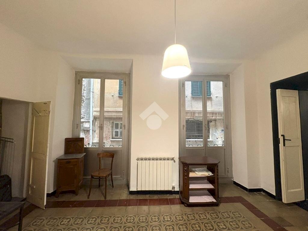Four-room apartment Via di S. Bernardo, Genova (neighborhood Centro Storico) - photo 1