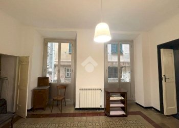 Four-room apartment Via di S. Bernardo, Genova (neighborhood Centro Storico) - photo 1
