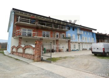 Edificio all\'aperto - Bilocale pobbia
 
29, Azeglio - foto 2