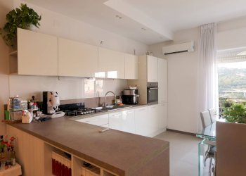 Cucina con penisola - Three-room apartment Via Po
 
15, Napoli - photo 4
