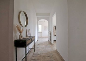 Corridoio - Appartamento via Alessandro Manzoni, 14, Mondovì - foto 2