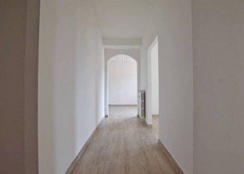 Corridoio - Appartamento via Alessandro Manzoni, 14, Mondovì - foto 3