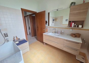 Bagno - Three-room apartment via dei Bassi, Signa - photo 22