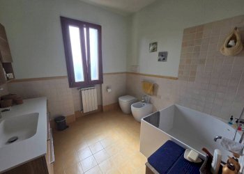 Bagno - Three-room apartment via dei Bassi, Signa - photo 23