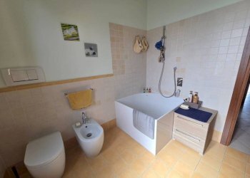 Bagno - Three-room apartment via dei Bassi, Signa - photo 24