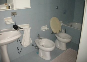 Bagno - Villa a Schiera via Tenente Saverio Noviello, 3E, Bari (zona Palese) - foto 3