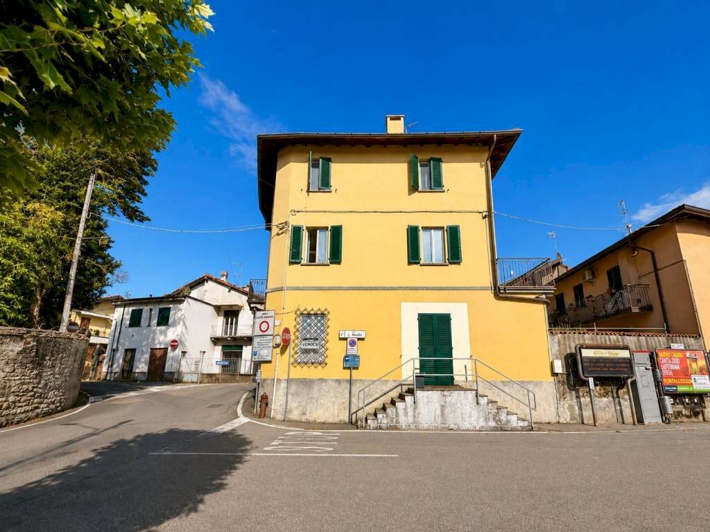 Facciata - Bilocale piazza Dottor Ludovico Necchi, 1, Gazzada Schianno - foto 1