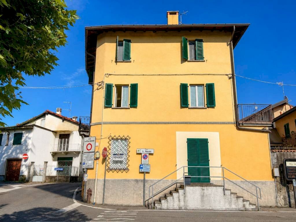 Facciata - Bilocale piazza Dottor Ludovico Necchi, 1, Gazzada Schianno - foto 2
