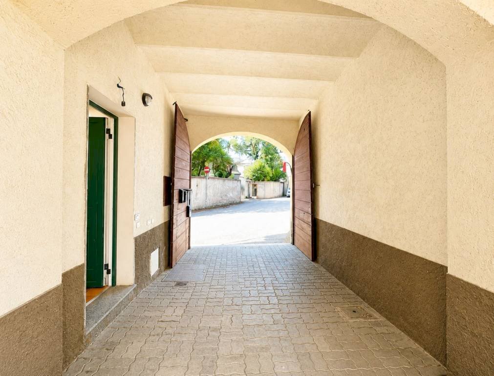 Interno palazzo - Bilocale piazza Dottor Ludovico Necchi, 1, Gazzada Schianno - foto 3