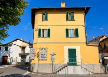 Facciata - Bilocale piazza Dottor Ludovico Necchi, 1, Gazzada Schianno - foto 2