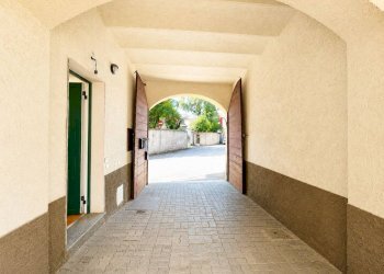 Interno palazzo - Bilocale piazza Dottor Ludovico Necchi, 1, Gazzada Schianno - foto 3