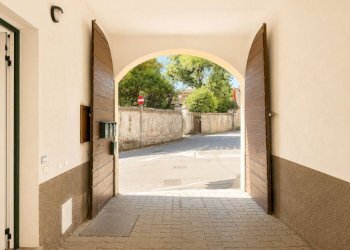 Interno palazzo - Bilocale piazza Dottor Ludovico Necchi, 1, Gazzada Schianno - foto 4