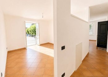 Camera da letto - Bilocale piazza Dottor Ludovico Necchi, 1, Gazzada Schianno - foto 10