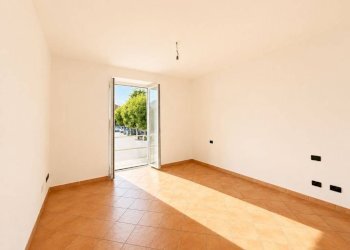 Camera da letto - Bilocale piazza Dottor Ludovico Necchi, 1, Gazzada Schianno - foto 11