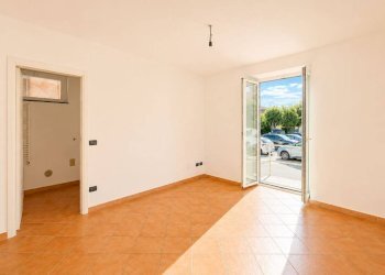 Camera da letto - Bilocale piazza Dottor Ludovico Necchi, 1, Gazzada Schianno - foto 12