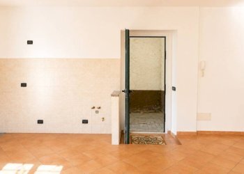 Ingresso - Bilocale piazza Dottor Ludovico Necchi, 1, Gazzada Schianno - foto 24