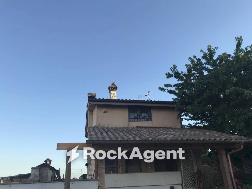 Facciata - Villa via Grotte di Postumia, Anguillara Sabazia - foto 2