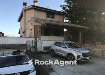 Facciata - Villa via Grotte di Postumia, Anguillara Sabazia - foto 4
