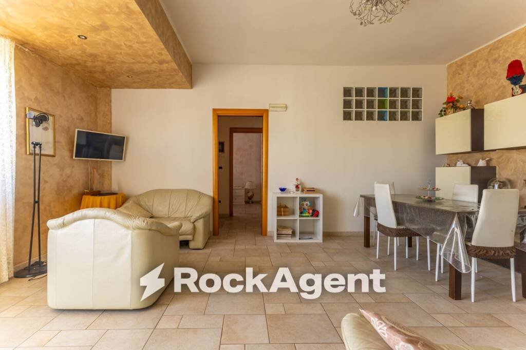 Salone - Three-room apartment via Vincenzo Bellini, 3, Bitonto - photo 2