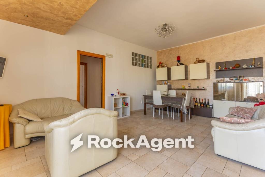 Salone - Three-room apartment via Vincenzo Bellini, 3, Bitonto - photo 3
