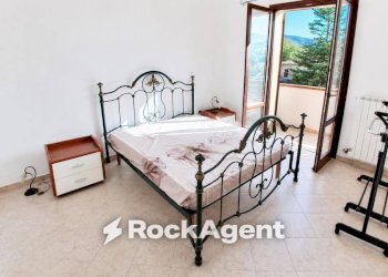 Camera da letto - Three-room apartment Frazione Isola Centipera, Genga - photo 11