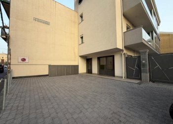 WhatsApp Image 2026-08-27 at 16.41.32 (15) - Commercial Premises Via G. Marconi 9, Tremestieri Etneo - photo 1