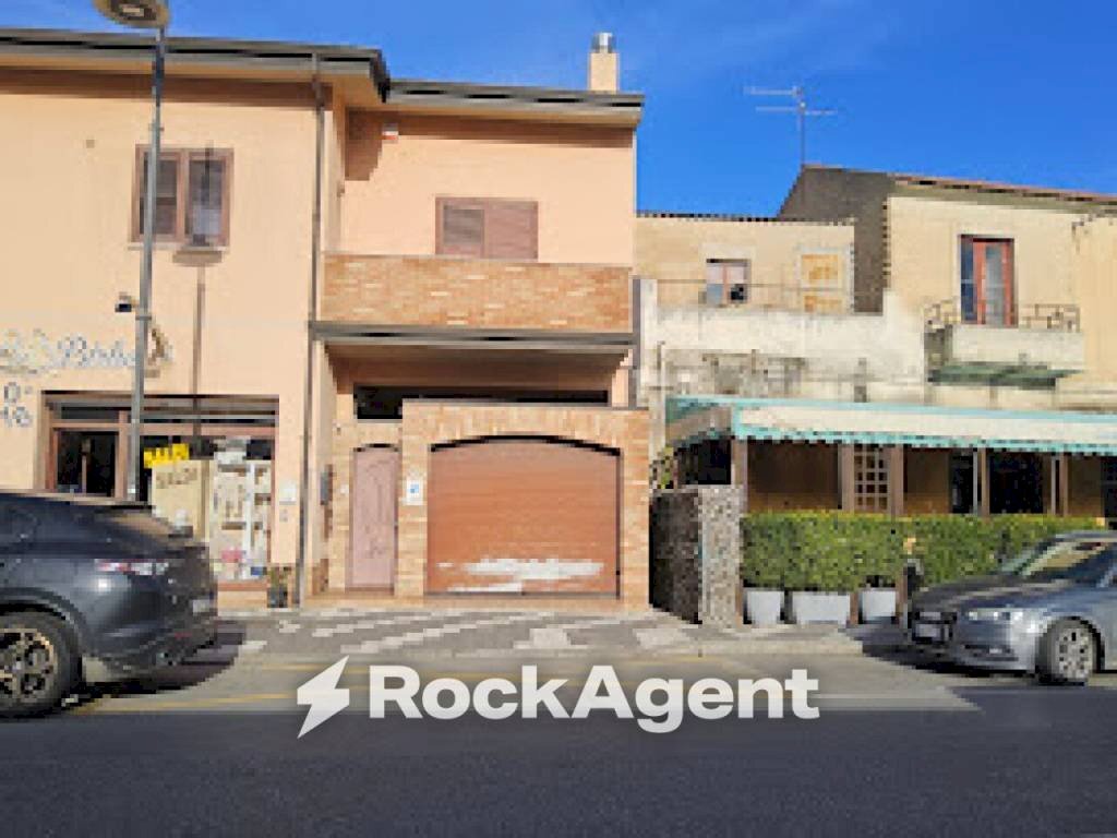 Facciata - Villa a Schiera strada Statale 106 Jonica, 20, Caulonia - foto 2