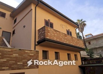 Facciata - Villa a Schiera strada Statale 106 Jonica, 20, Caulonia - foto 1