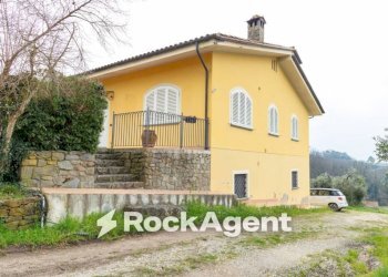 Facciata - Villa via della Tinaia, 12, Montecarlo - foto 2