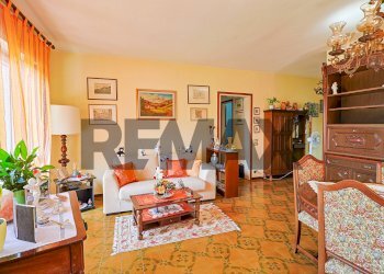 Sala da pranzo - Quadrilocale Via Dei Lori
 
37, Luino - foto 4