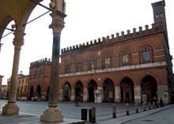 220px-Cremona-Palazzo_comunale - Appartamento Via Giuseppe Garibotti, Cremona - foto 3