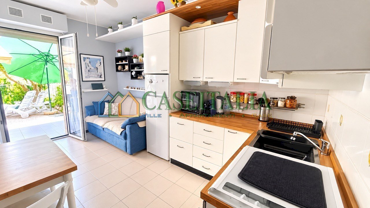 cucina con accesso sul terrazzo - Appartamento Via Asti, Ceriale - foto 2