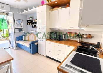 cucina con accesso sul terrazzo - Appartamento Via Asti, Ceriale - foto 2