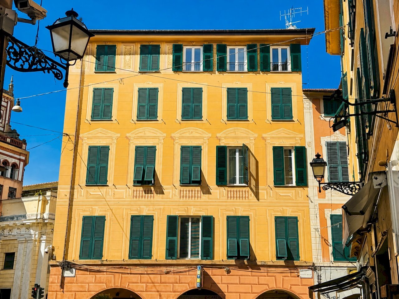 Facciata italiana tra persiane verdi - Quadrilocale Rapallo - foto 1