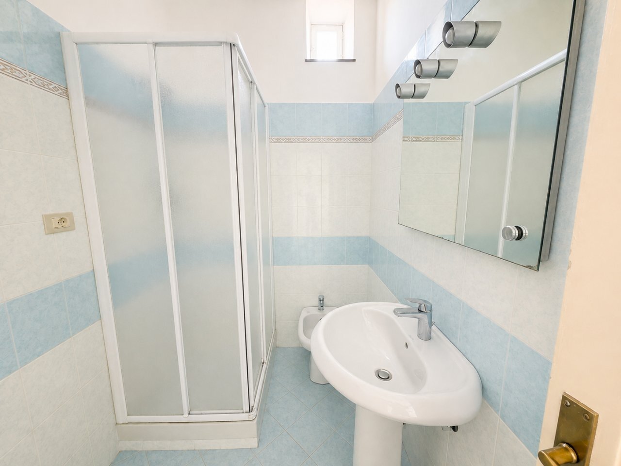 Bagno moderno azzurro e bianco - Quadrilocale Rapallo - foto 3