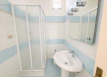 Bagno moderno azzurro e bianco - Quadrilocale Rapallo - foto 3