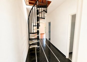 Corridoio minimalista con scala a spirale - Quadrilocale Rapallo - foto 4
