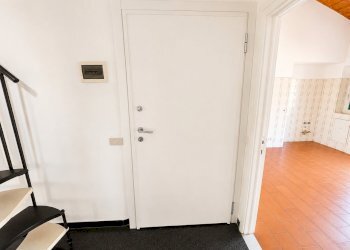 Ingresso moderno con porta bianca、】【 - Quadrilocale Rapallo - foto 5