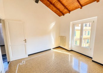 Stanza luminosa con soffitto in legno(1) - Quadrilocale Rapallo - foto 12