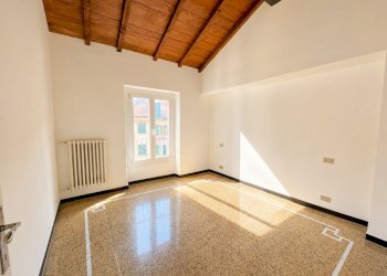 Stanza luminosa con soffitto in legno - Quadrilocale Rapallo - foto 13